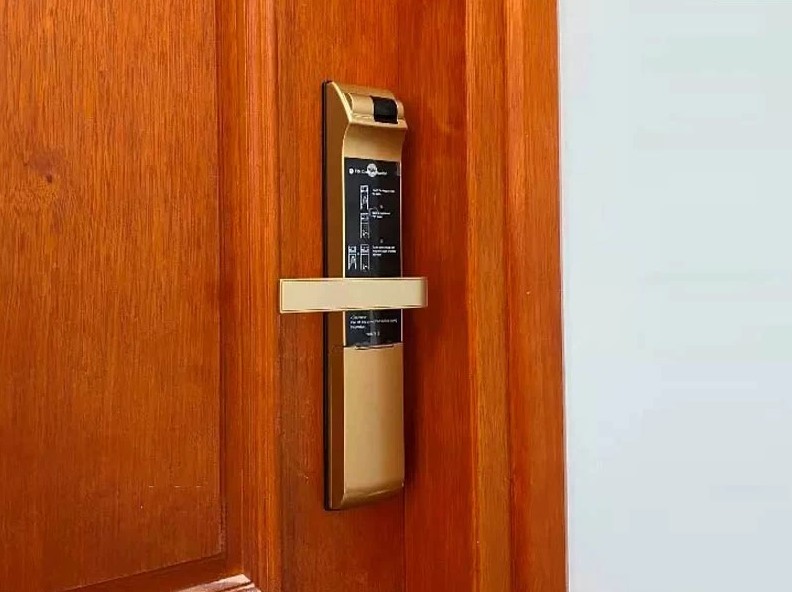 HINH ANH THUC TE KHOA THONG MINH YALE YDM 7116A CG 1