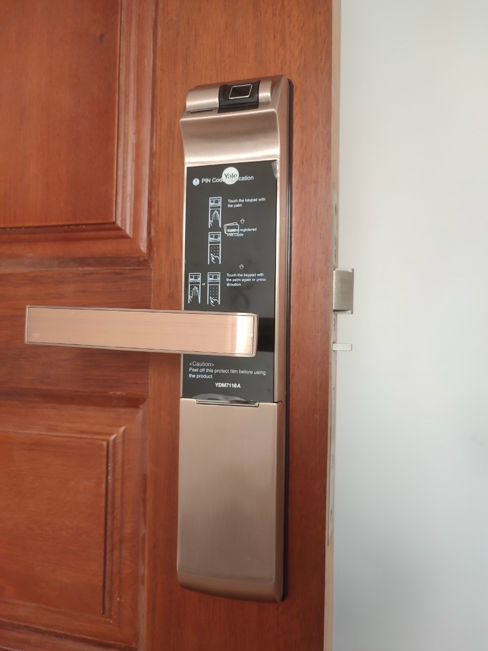 HINH ANH THUC TE KHOA THONG MINH YALE YDM 7116A RB 2