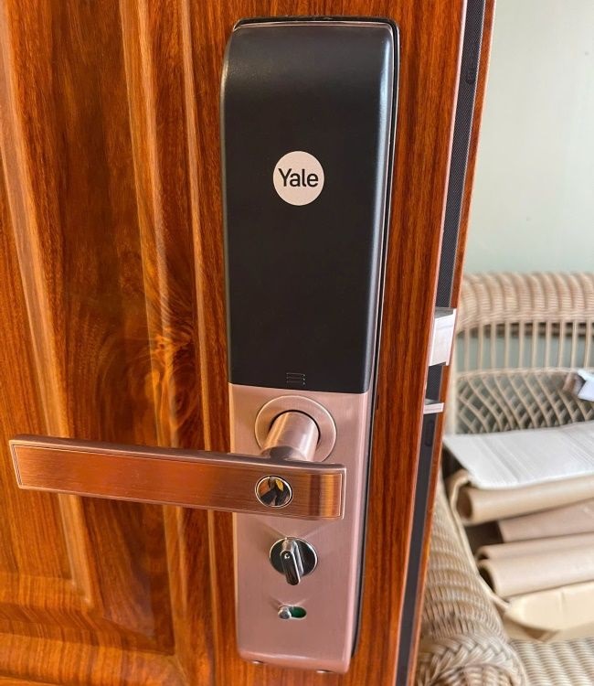 HINH ANH THUC TE KHOA THONG MINH YALE YDM 7116A RB